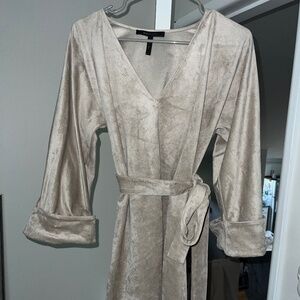 BCBGMAXAZRIA SzXS FAUX-SUEDE 3/4 SLEEVE V-NECK BELTED SHIFT DRESS